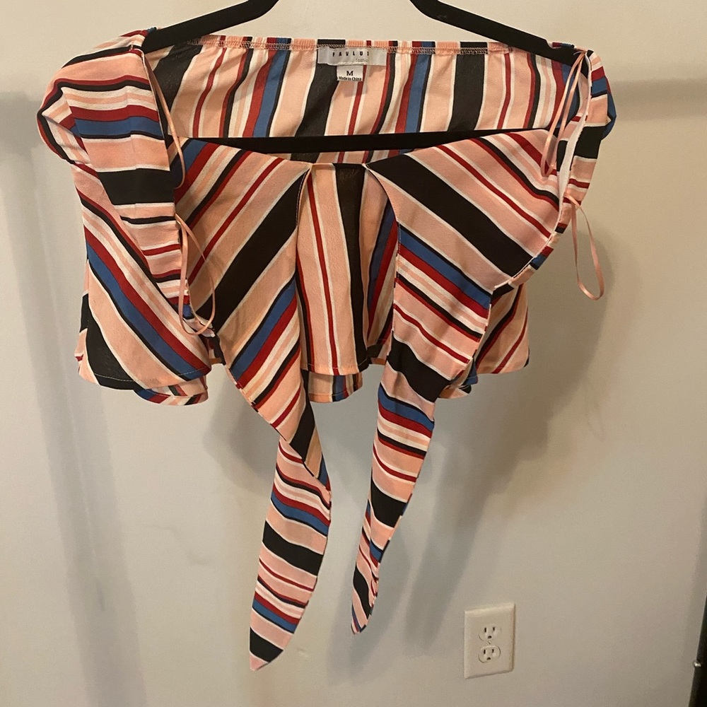 Really cute going out top can be worn strapless